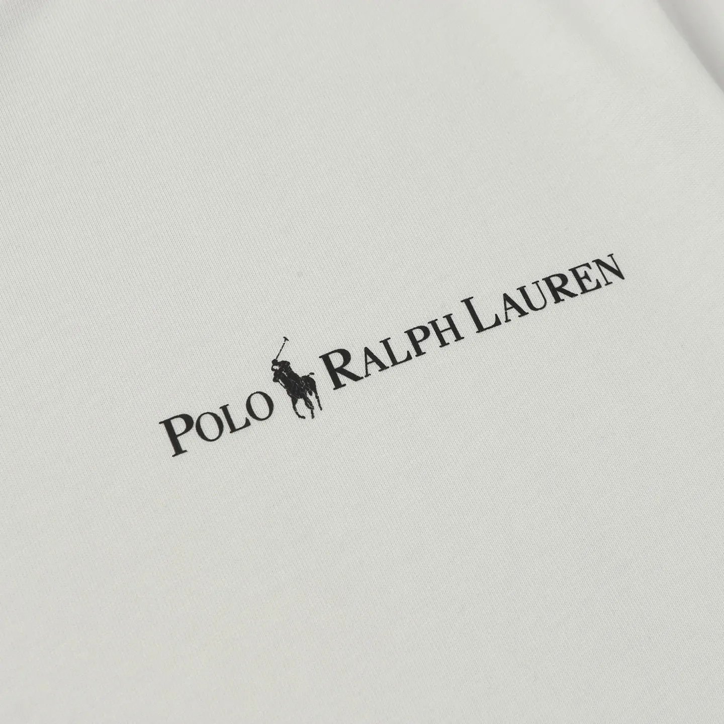 P126 Style number: 505 Ralph Lauren/Ralph Lauren 25ss new summer silicone Polo embossed round neck T-shirt. The main logo on the neck has a QR code mark, which can be scanned for verification. The 3D silicone three-dimensional English letter logo is embossed to distinguish low-quality products on the market. 32 counts, 240g hydrophilic toner, 100% cotton fabric, comfortable and soft, highly breathable, focusing on high-end cost-effectiveness, needless to say good quality. Available in a variety of colors, both boys and girls can try this genderless style, giving them a yuppie tone in no time. Immerse yourself in your leisurely style, and have your own style in retro. Natural, vivid and very French romantic feelings, perfectly integrating youthful atmosphere and trend. Color: white, black, navy blue, dark green Size: S-xL S Shoulder width 44 Bust 104 Sleeve length 23 Clothing length 72 M Shoulder width 45 Bust 108 Sleeve length 24 Clothing length 74 L Shoulder width 46 Bust 112 Sleeve length 25 Clothing length 76 xL Shoulder width 47 Bust 116 Sleeve length 26 Clothing length 78